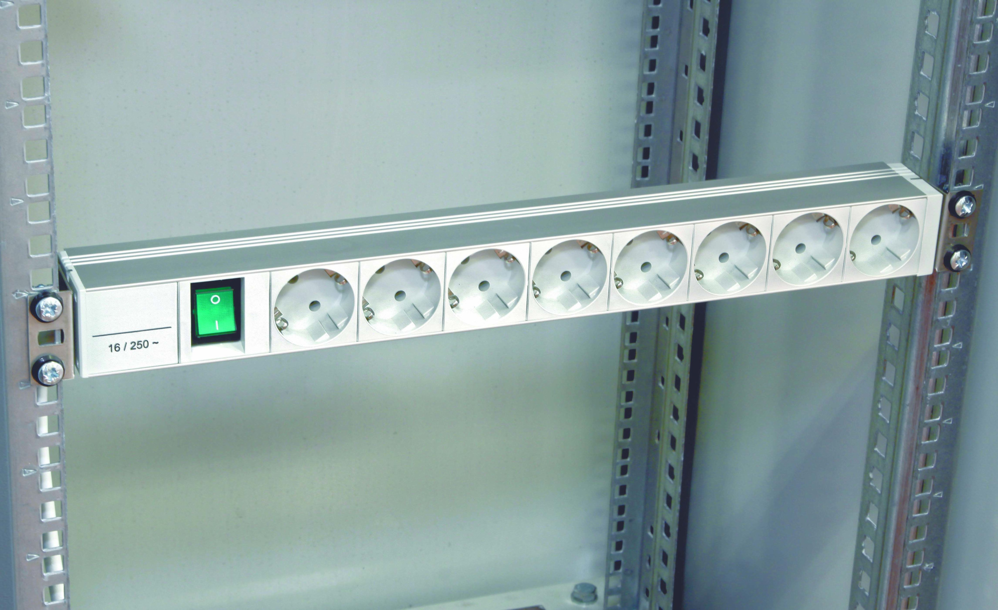Блок розеток 8хschuko 1u 19" с выкл. Schneider Electric, NSYAPU19S8S