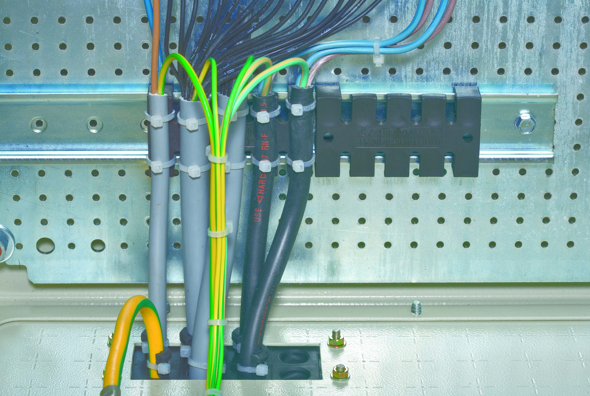 Пластиковый держатель для кабелей 75мм Schneider Electric, NSYSCCDINLG75